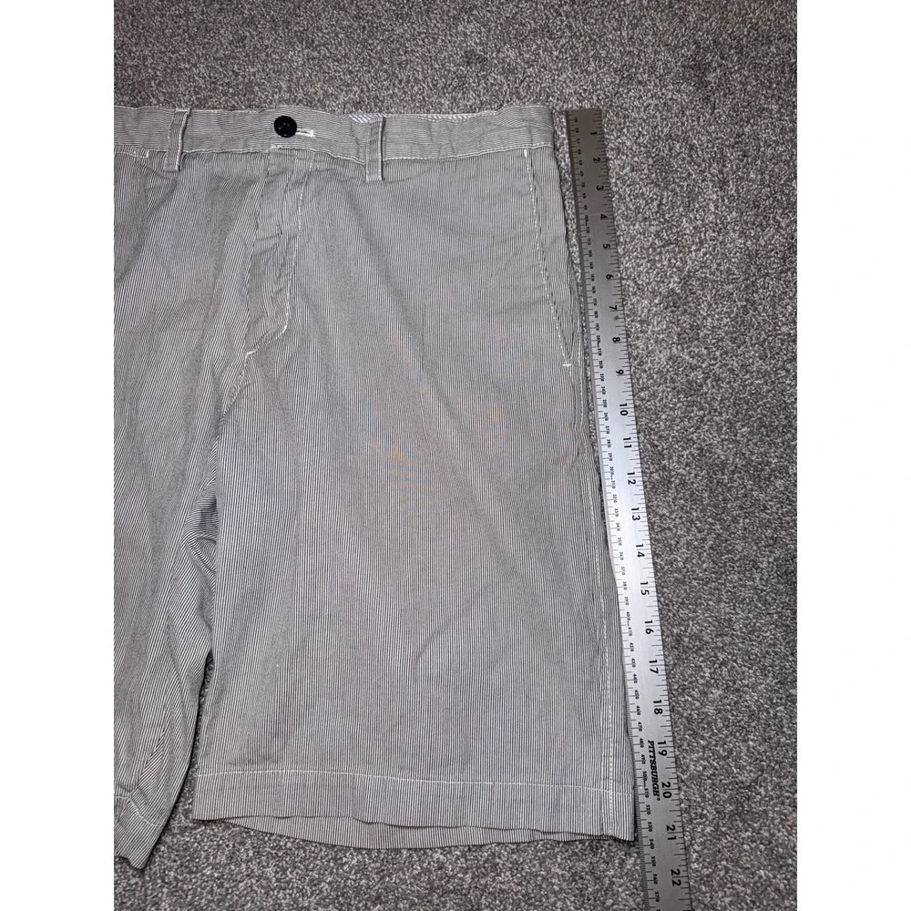 Banana Republic Men's Black & White/Grey Pinstriped Chino Shorts‎ Size - Size 34